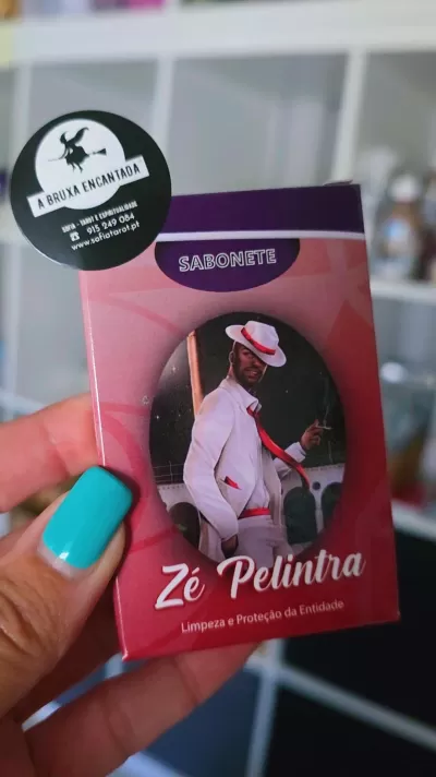 Embalagem de sabonete rosa e roxa com ilustração de homem e etiqueta preta redonda