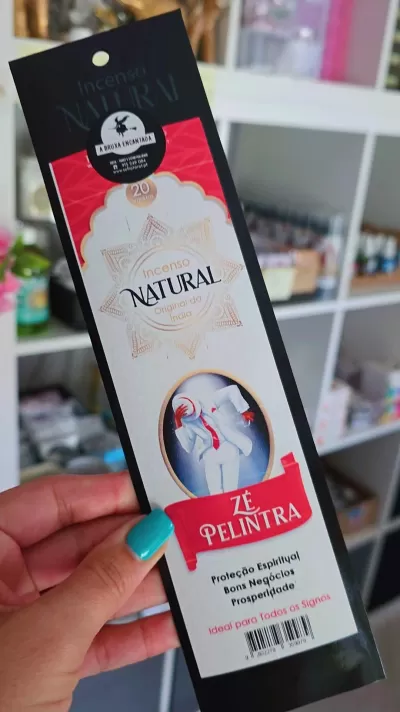 Embalagem de incenso natural Zè Pelintra com figura de homem de branco