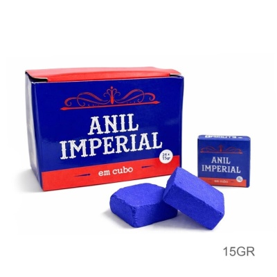 Caixas e cubos de anil imperial azul em embalagem azul e vermelha