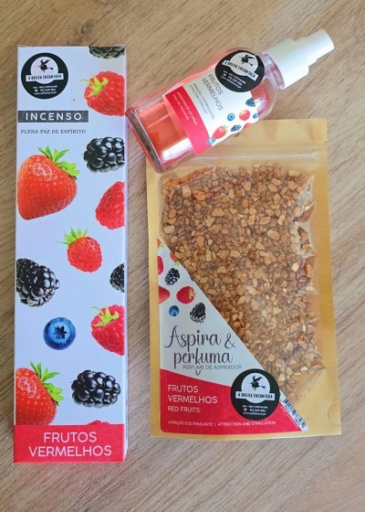 Produtos de fragrância frutos vermelhos em embalagem com ilustrações de frutas vermelhas