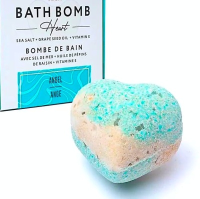 Bomba de banho em forma de coração azul claro e bege ao lado de embalagem com texto