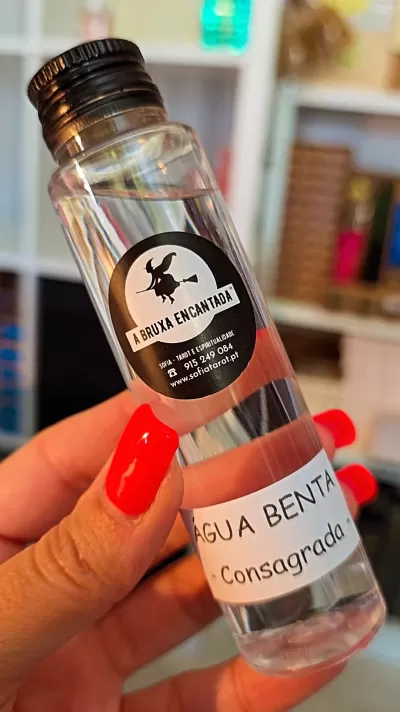 Frasco transparente de água benta com rótulos e tampa preta