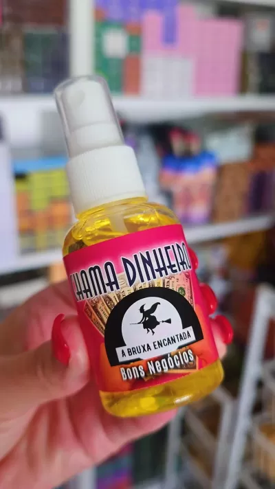 Frasco com líquido amarelo e rótulo Chama Dinheiro e A Bruxa Encantada