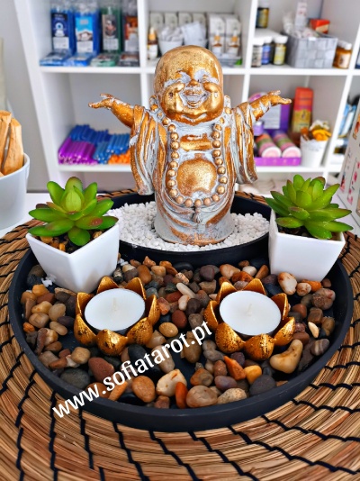 Conjunto decorativo com Buda dourado, plantas suculentas, velas em suportes florais e pedras decorativas