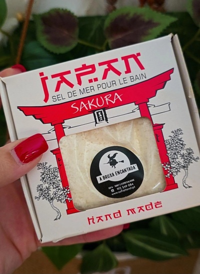 Caixa de sais de banho de mar Sakura com embalagem branca e vermelha e selo preto da marca