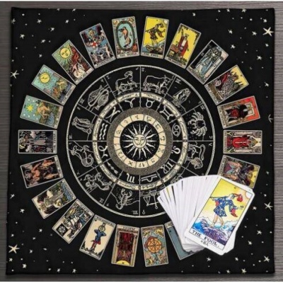 Cartas de Tarot dispostas em círculo sobre pano preto com estrelas douradas