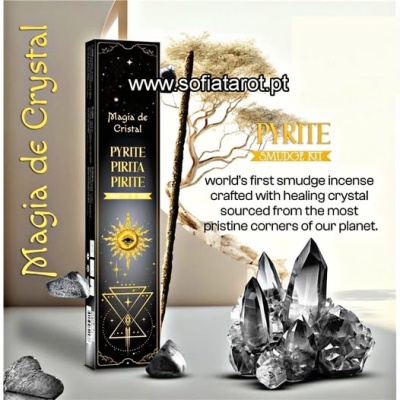Kit de incenso Pyrite Smudge com cristais e embalagem preta com texto. 