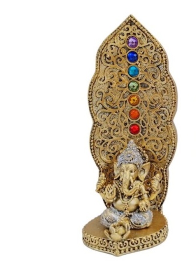 Estátua dourada de Ganesha com pedras coloridas dos chakras