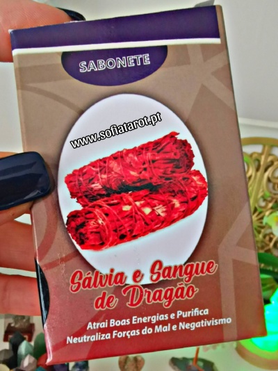 Embalagem de sabonete com sálvia e sangue de dragão, texto explicativo e website.