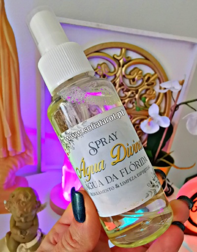 Frasco spray Água Divina ÁGUA DA FLÓRIDA em mão com fundo decorativo