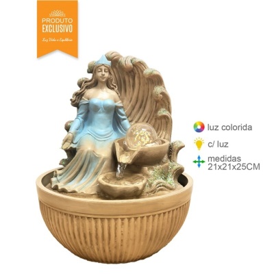Fonte decorativa com figura feminina em vestido azul e base redonda bege.