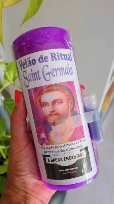 Vela de Ritual Saint Germain roxa com etiqueta e frasco pequeno
