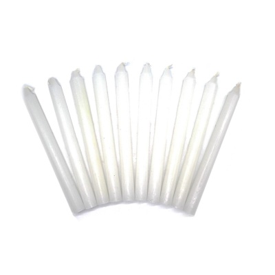 Doze velas brancas finas dispostas em leque