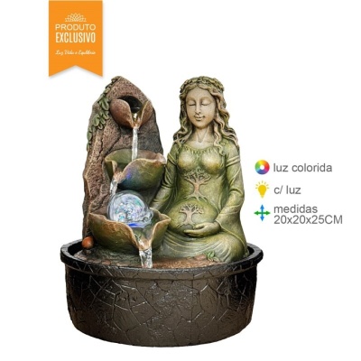 Fonte decorativa de resina com figura feminina e esfera luminosa