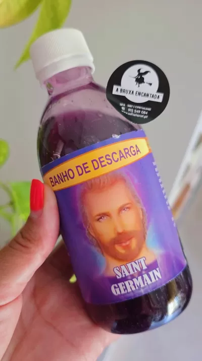 Frasco com líquido roxo e rótulo com imagem de homem e texto em português