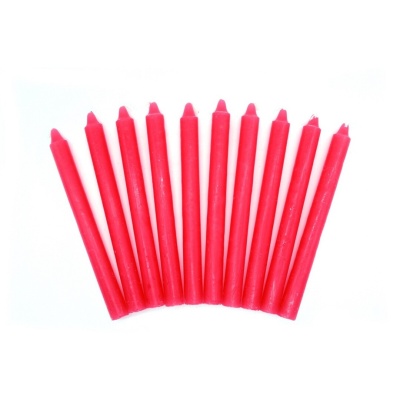 Dez velas vermelhas finas alinhadas lado a lado