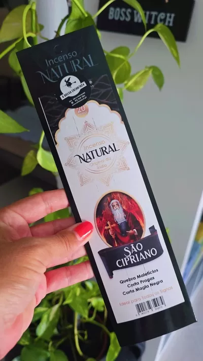 Embalagem preta de Incenso Natural São Cipriano com imagem religiosa e texto em português