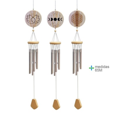 Três sinos de vento de madeira e metal com designs gravados diferentes e indicação de medida 65M
