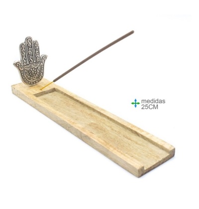 Incensário de madeira clara com mão de Hamsá metálica decorada e suporte para incenso.