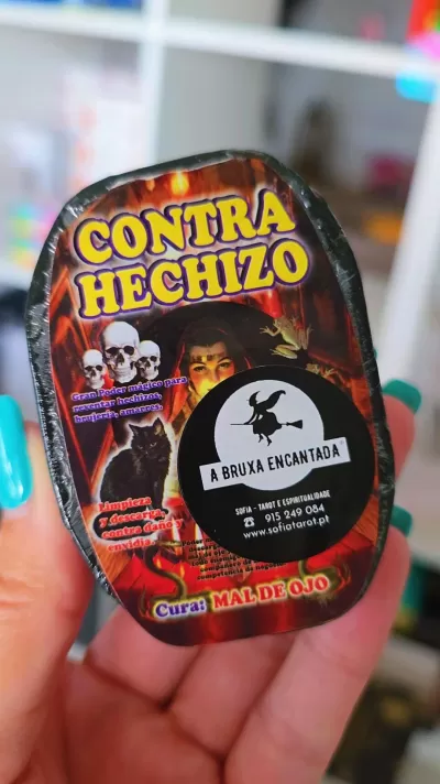 Embalagem de produto Contra Hechizo com design colorido e elementos gráficos místicos