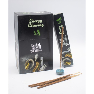 Embalagem preta de incenso Energy Clearing Tribal Soul com incenso aceso num suporte azul e paus de incenso ao lado.