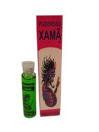 Frasco verde com líquido e rótulo de dragão ao lado de caixa vermelha com ilustração e textos PODEROSO XAMÃ POWERFUL