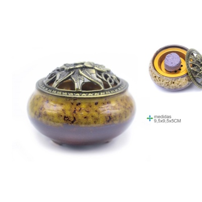 Recipiente redondo em cerâmica amarela com tampa metálica decorada