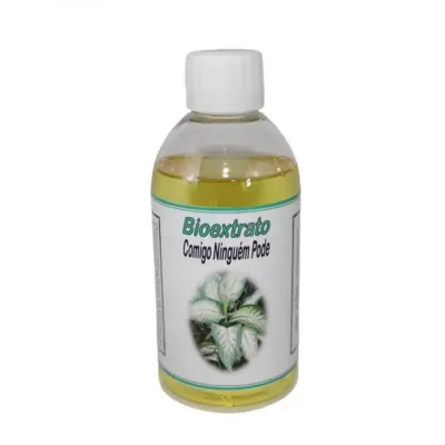 Frasco de Bioextrato Comigo Ninguém Pode com líquido amarelo e rótulo branco com planta