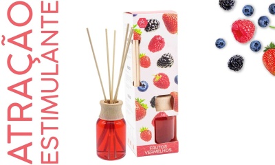 Difusor de aromas frutos vermelhos com embalagem branca decorada e frasco vidro vermelho