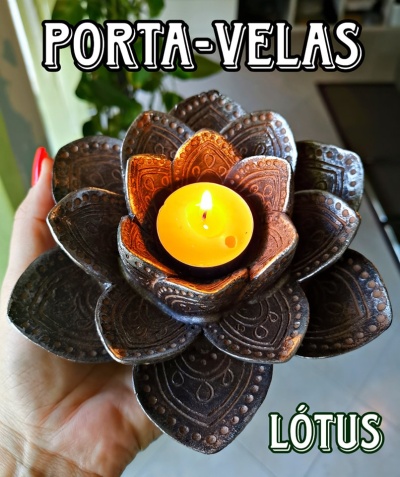 Porta-velas em forma de flor de lótus castanho com vela amarela acesa no centro