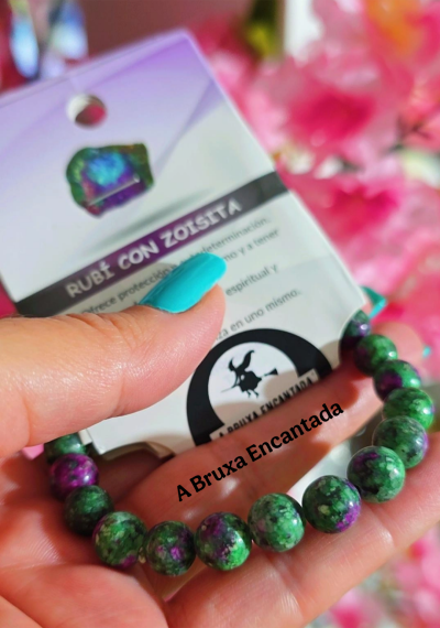 Pulseira de contas verdes e roxas com etiqueta e logotipo de bruxa