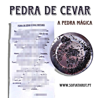 Pedra preta num prato metálico e papel com texto ao lado, título PEDRA DE CEVAR.