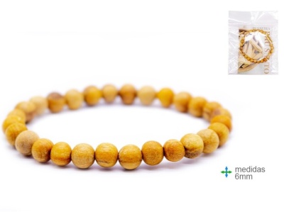 Pulseira de contas redondas de madeira castanho claro com embalagem transparente no canto