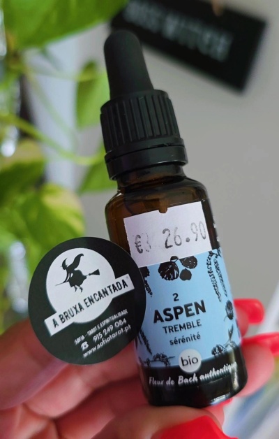 Frasco de essência ASPEN com conta-gotas e etiquetas da marca A BRUXA ENCANTADA