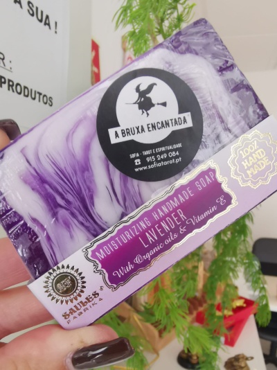 Sabonete hidratante de lavanda com embalagem roxa e branca e etiqueta preta redonda.