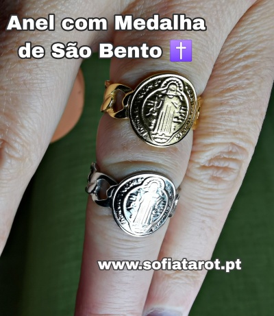Dois anéis com Medalha de São Bento dourado e prateado num dedo, texto promocional e website.