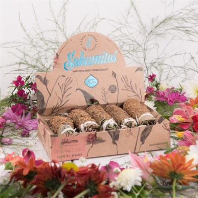 Caixa de salgadinhos crocantes com embalagem em cartão decorado floral e flores ao redor