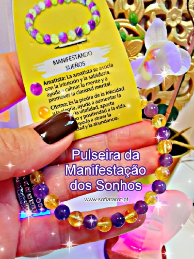 Pulseira colorida roxa e amarela com cartão explicativo e mãos femininas