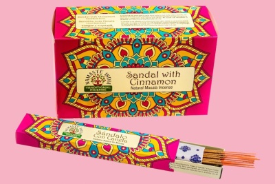 Incenso natural Sandal with Cinnamon em embalagem colorida com padrão mandala