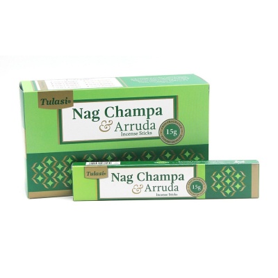 Duas embalagens verdes de incenso Tulasi Nag Champa & Arruda com detalhes dourados