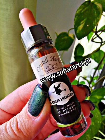 Frasco pequeno com conta-gotas rosa e rótulos 