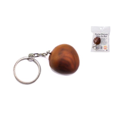 Porta-chaves de madeira castanha com argola metálica e embalagem em fundo branco
