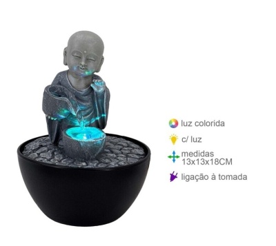 Fonte decorativa com monge cinza, base preta redonda com pedras e luz colorida azul