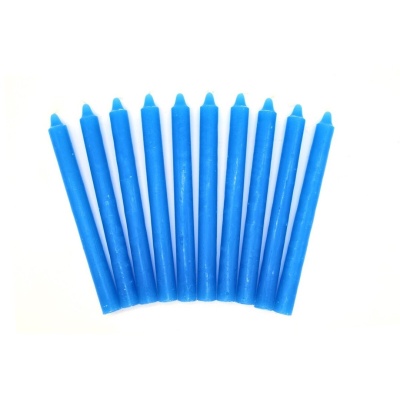 Dez velas cónicas azuis alinhadas sobre fundo branco