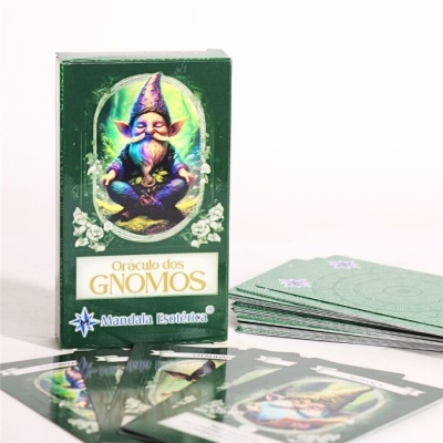 Baralho de cartas Oráculo dos Gnomos com caixa verde e cartas verdes com padrão lilás