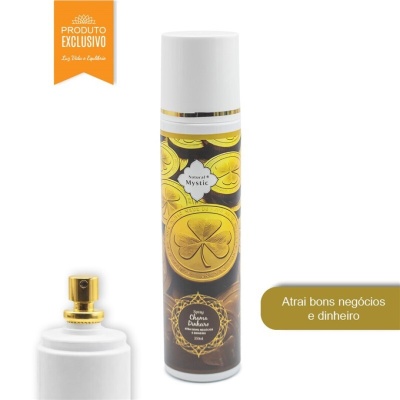 Frasco branco de spray com rótulo dourado e decoração de moedas e trevo