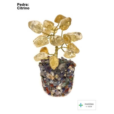 Árvore decorativa com pedras de citrino e base de pedras coloridas sobre fundo branco