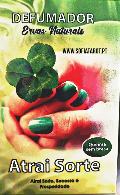 Embalagem de defumador com ervas naturais, mãos com unhas verdes seguram trevo de quatro folhas, texto e selo informativo.