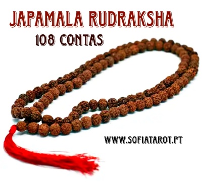Japamala rudraksha 108 contas castanho escuro com borla vermelha num fundo branco