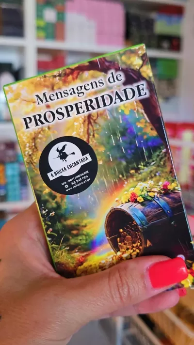 Livro Mensagens de Prosperidade com capa colorida e etiqueta preta A BRUXA ENCANTADA